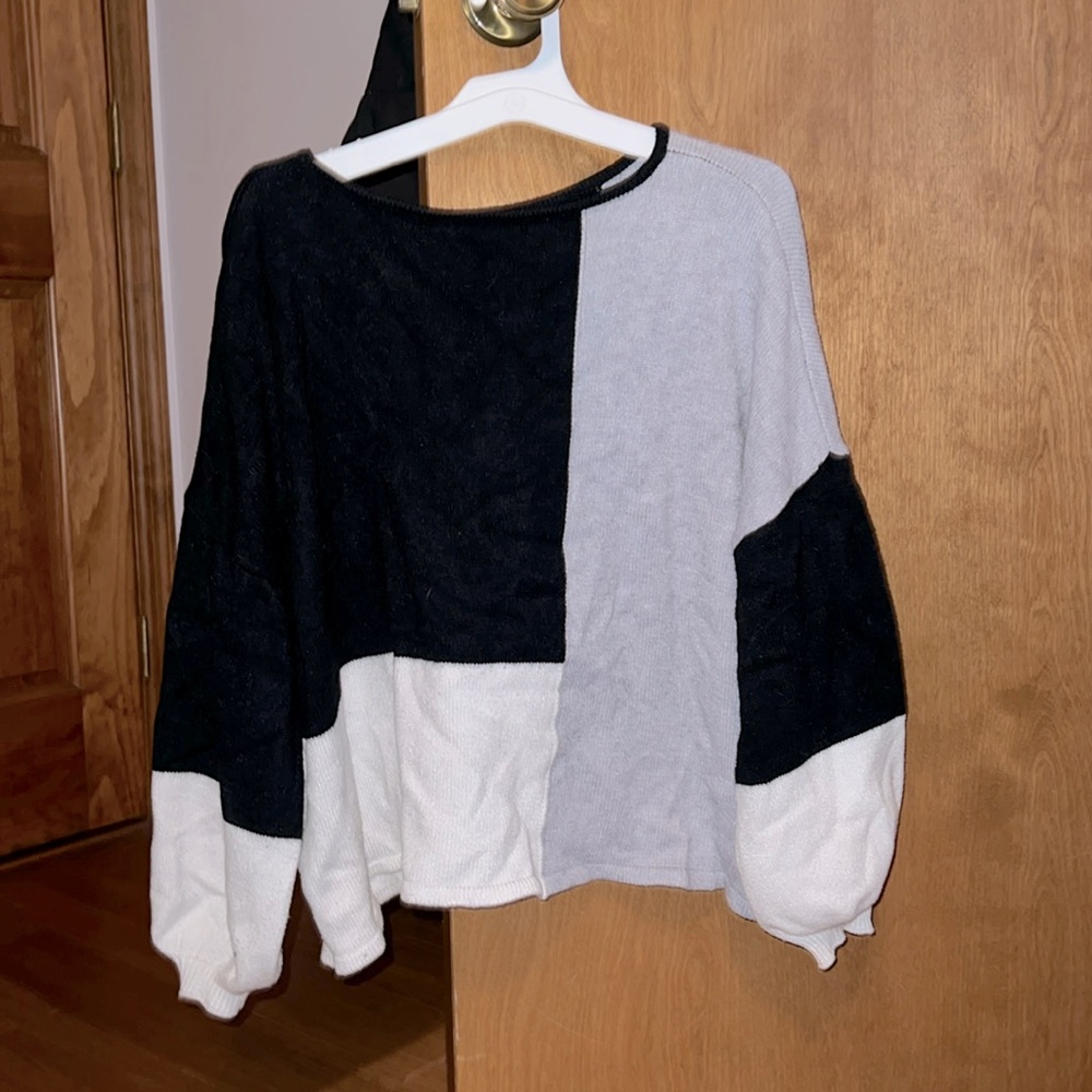 Block colored cropped sweater. Size M